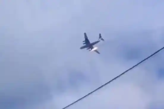 El Il-76 se precipitó contra la tierra en una zona boscosa.
