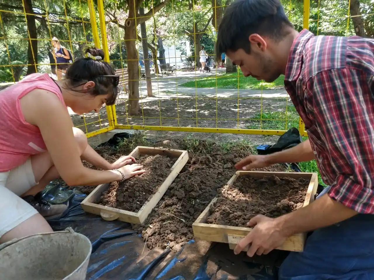 Los arqueólogos locales Micaela Rossi y Axel Weissel