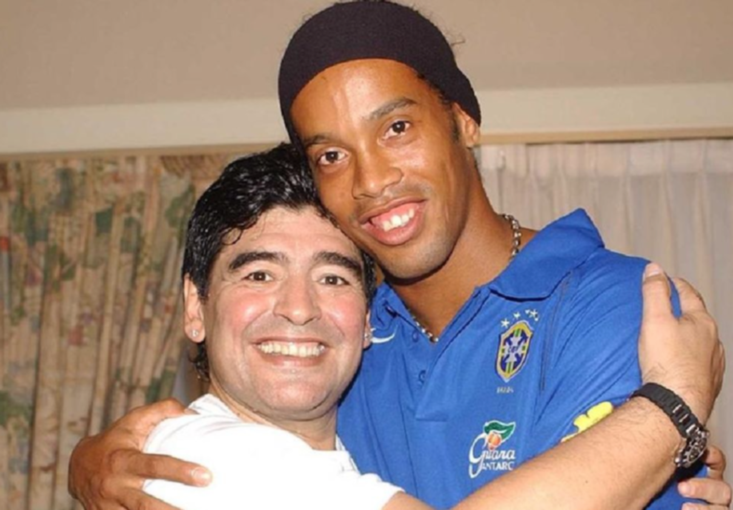 Ronaldinho y un gesto admirable ante una estatua de Diego Maradona