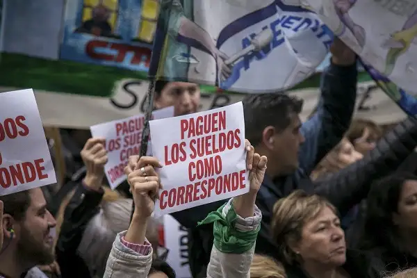 Docentes bonaerenses protestaron por los descuentos en los salarios