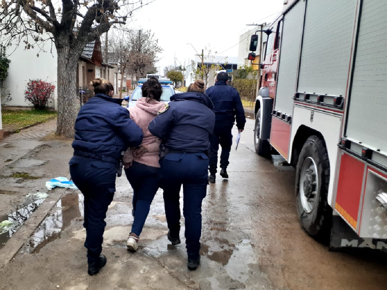 . Prendió fuego el colchón de su pareja y dañó su auto: fue detenida  