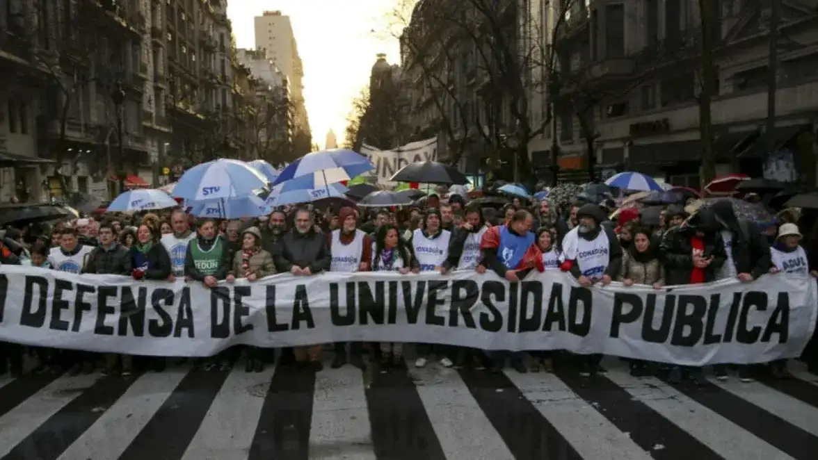 Las universidades nacionales marchando a Plaza de Mayo.