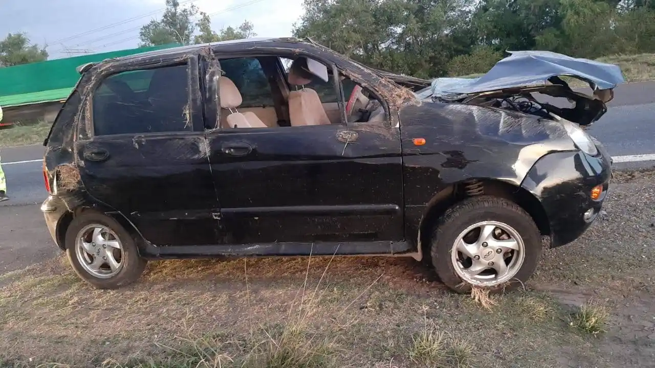 Dos mujeres fueron hospitalizadas en el Centenario tras volcar con su auto en la Ruta 12
