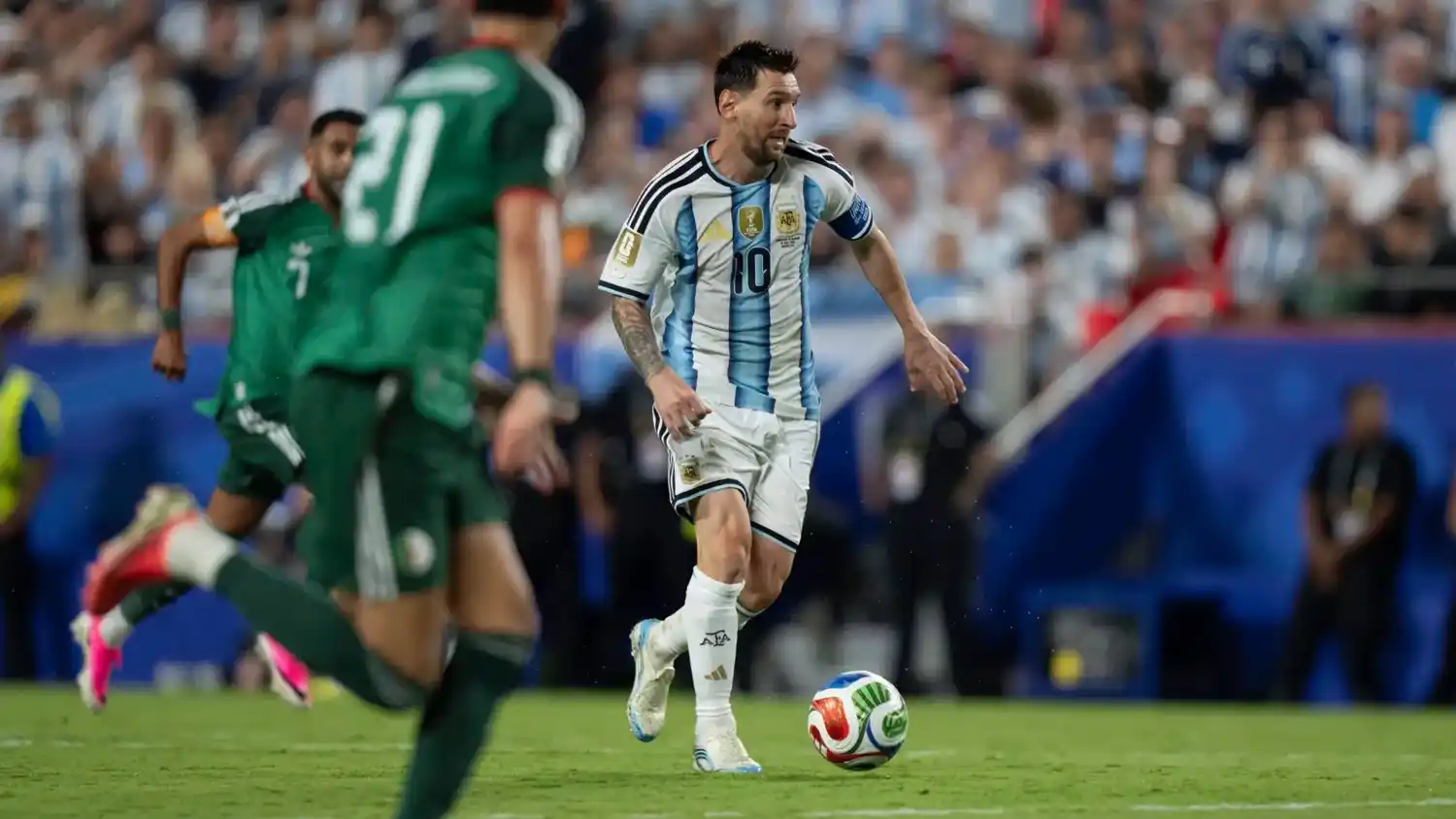 Messi y la pelota.
