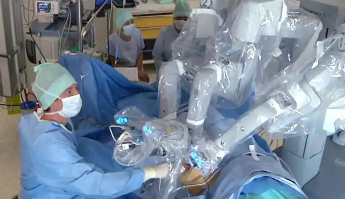 Le trasplantaron riñón por la vagina