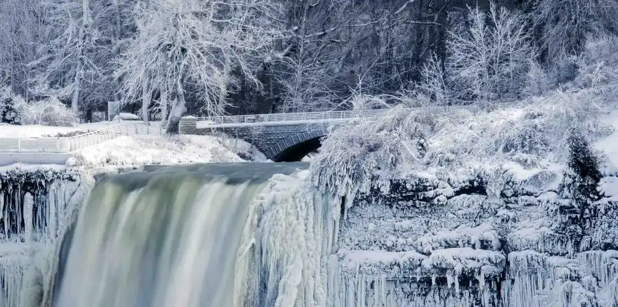 Se congelaron las cataratas del Niágara