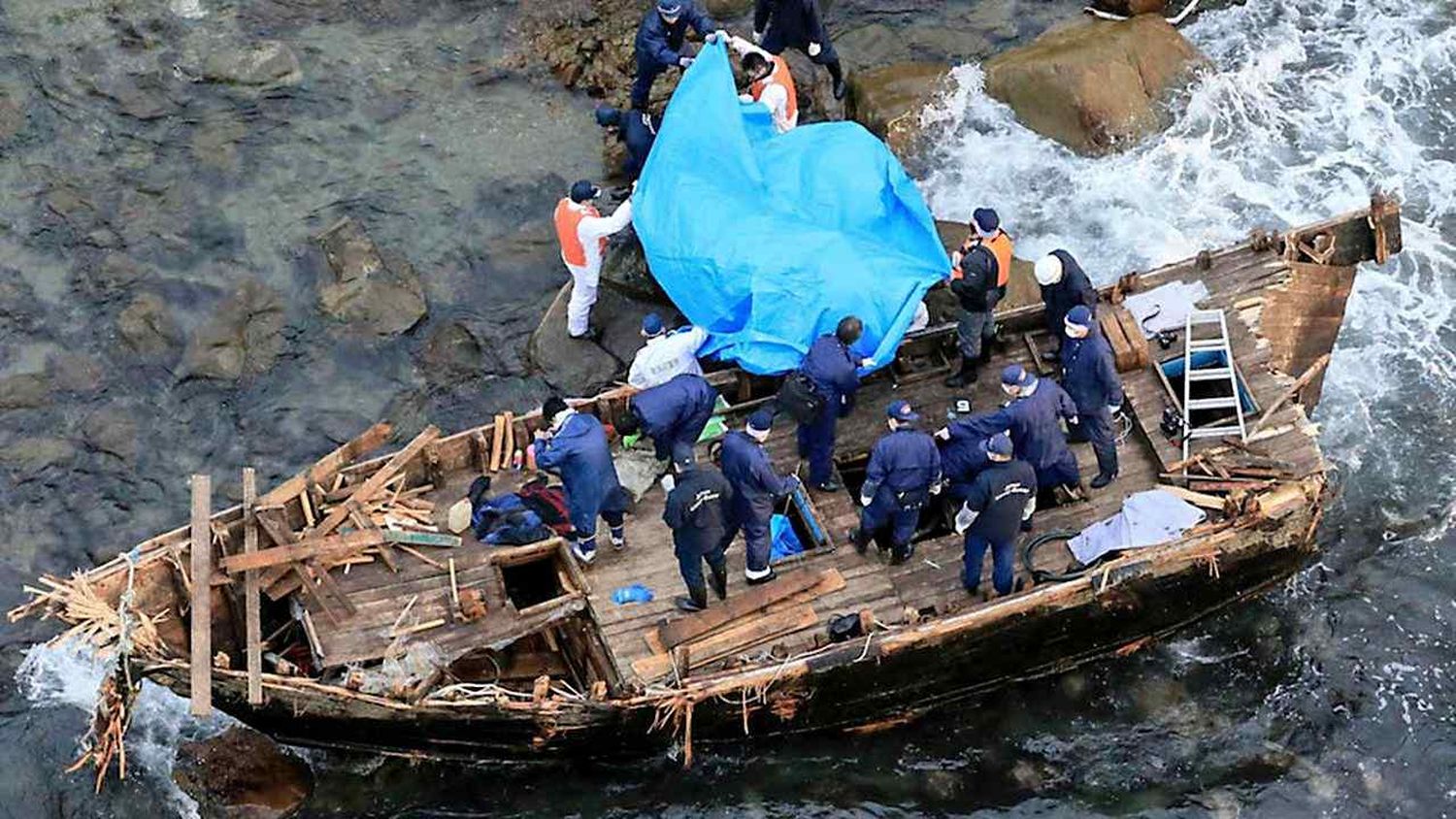 Apareció un "barco fantasma" con cinco cadáveres y dos cabezas