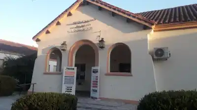 Cesantía de un agente en el Hospital de María Grande por ausencias injustificadas y cobro indebido de haberes