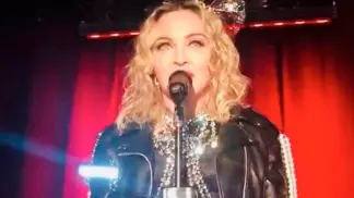 Madonna sorprendió en Año Nuevo con una presentación en un icónico bar de Nueva York