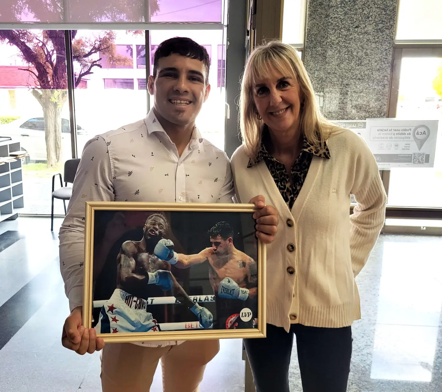 ¡Gracias Tito! Visitó el diario y recibió un cuadro con una foto histórica