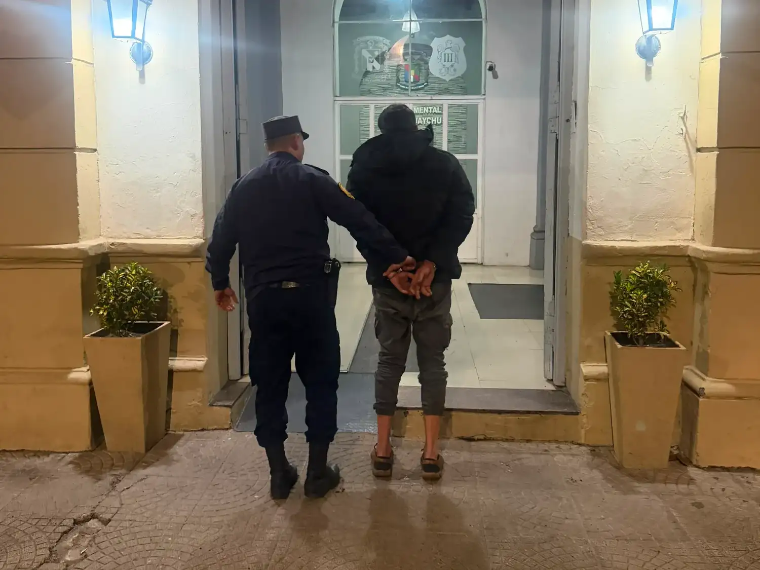 Detuvieron a un hombre que se metió en la casa de su ex pareja: la víctima logró activar el botón antipánico