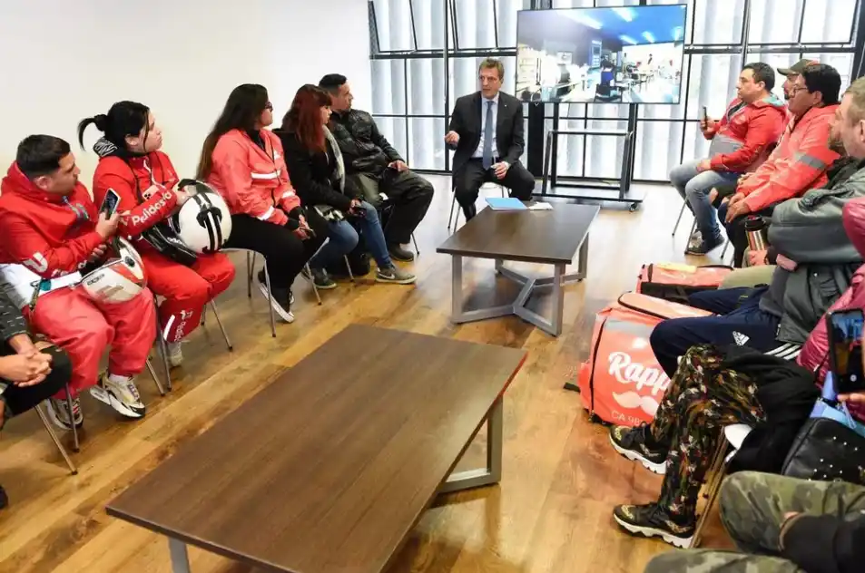 En qué estaciones bonaerenses estarán los sitios de descanso para repartidores de plataformas virtuales que prometió Massa