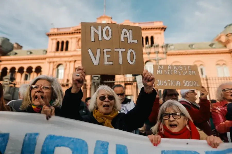 Policía reprime a jubilados que protestan por veto a la reforma de las jubilaciones
