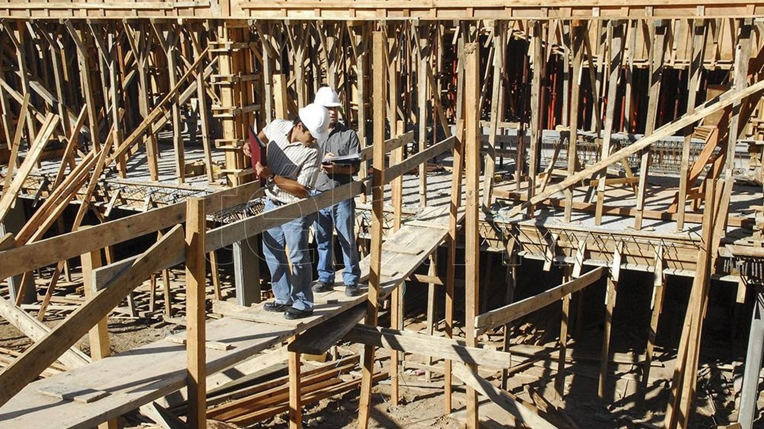 La construcción cayó un 3,9% interanual pero subió un porcentaje similar respecto a agosto