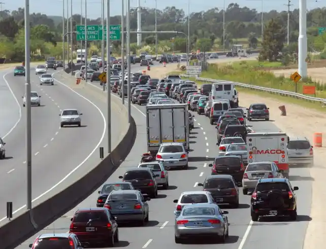 Autopista Buenos Aires-La Plata: apareció un cadáver rodeado de dinero