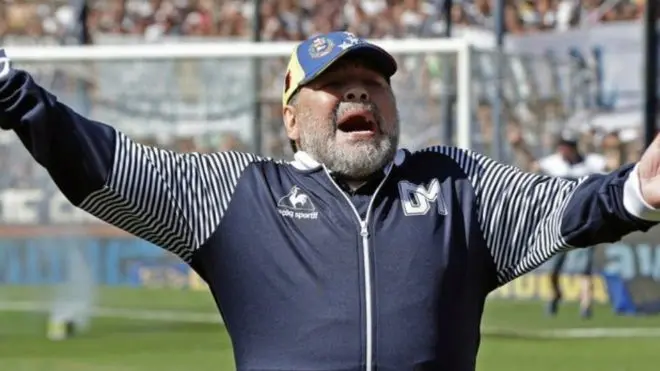 Gimnasia lo hace oficial: Maradona seguirá en el club