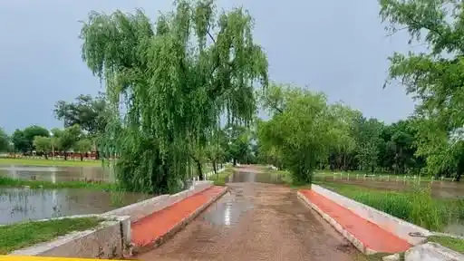 Balnearios Municipal y La Zoila: acceso restringido por la crecida del arroyo
