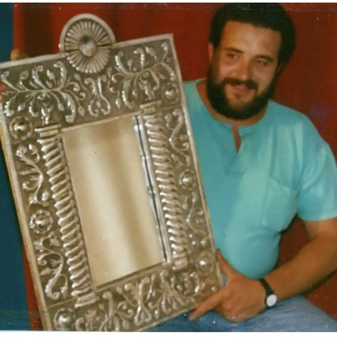 Daniel presentando un maravilloso marco de plata-