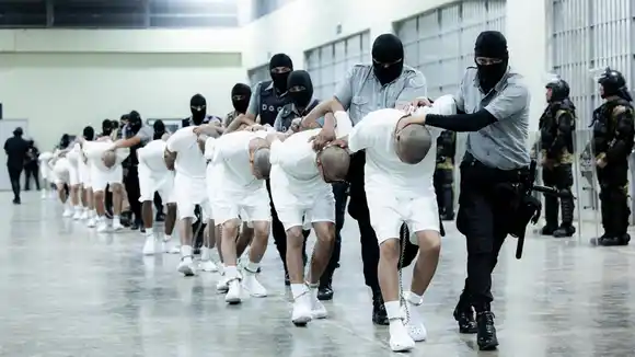 "BIENVENIDOS AL INFIERNO": lo que vivieron los venezolanos presos durante 4 meses en El SALVADOR