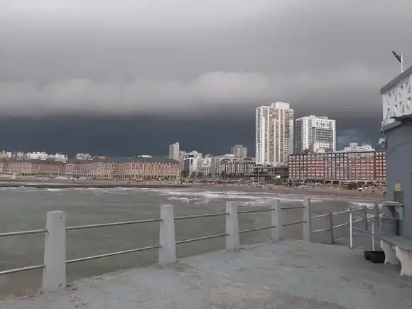 Mar del Plata: suspenden el transporte público, las clases y otras actividades por el alerta meteorológico