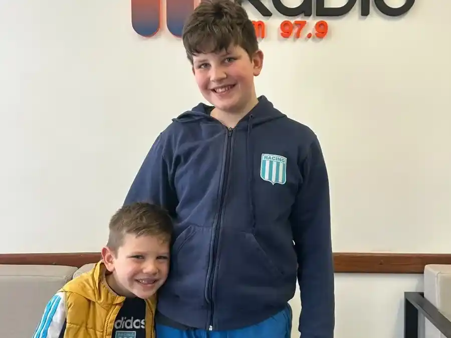 Tomás Liborio junto a su hermano menor, en Ecos Radio.