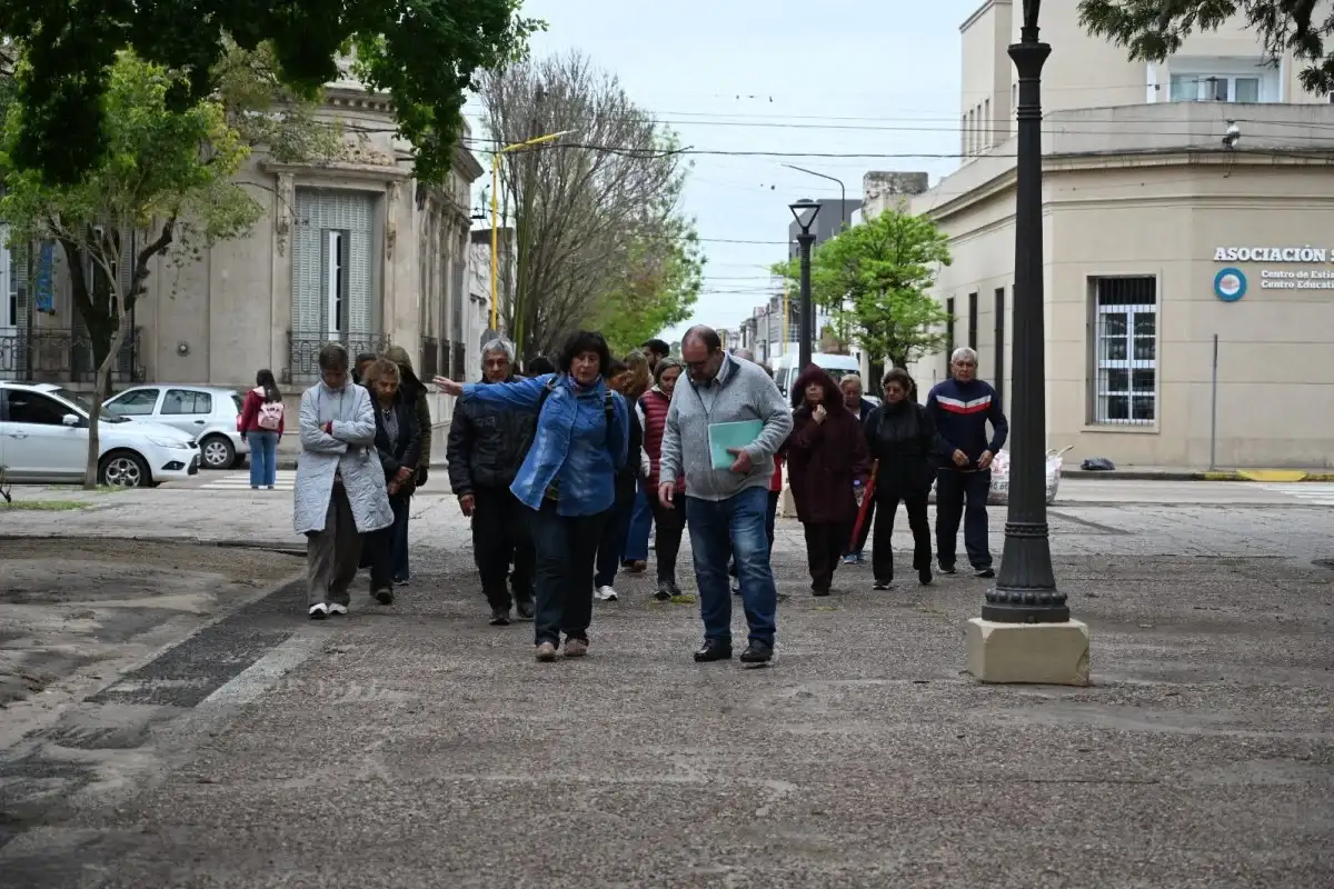 ¿Qué es la caminata peripatética que realizaron adultos mayores?