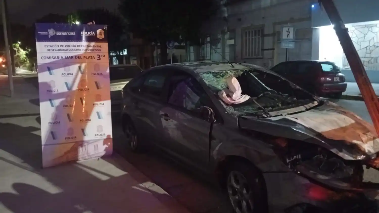 Tras el impacto, los efectivos observaron que el conductor manipulaba un objeto similar a un arma. En ese contexto realizaron disparos disuasivos con cartuchos de estruendo y lograron reducirlo.