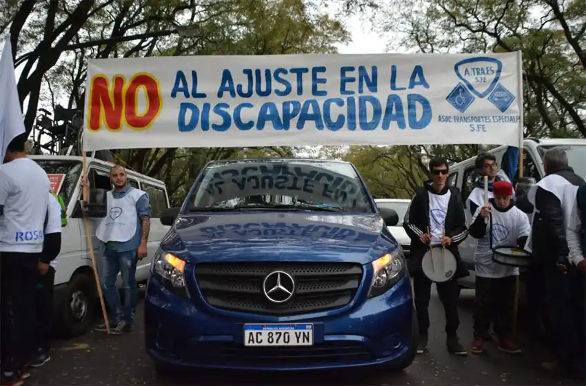 Transportistas y prestadores del campo de discapacidad marchan al Monumento