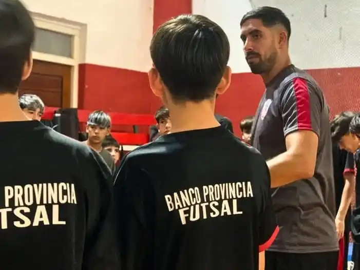 Lucas Carrizo dirigiendo a los chicos de Banco Provincia.