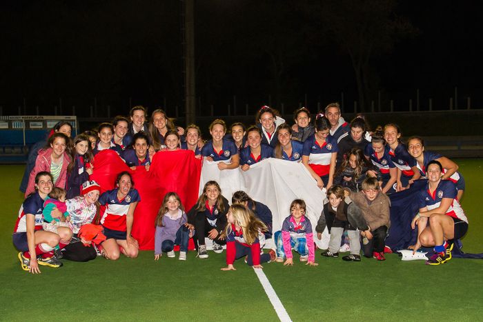 El plantel de Unión del Sur celebrando un nuevo campeonato. (Foto: Carlos De Vita)