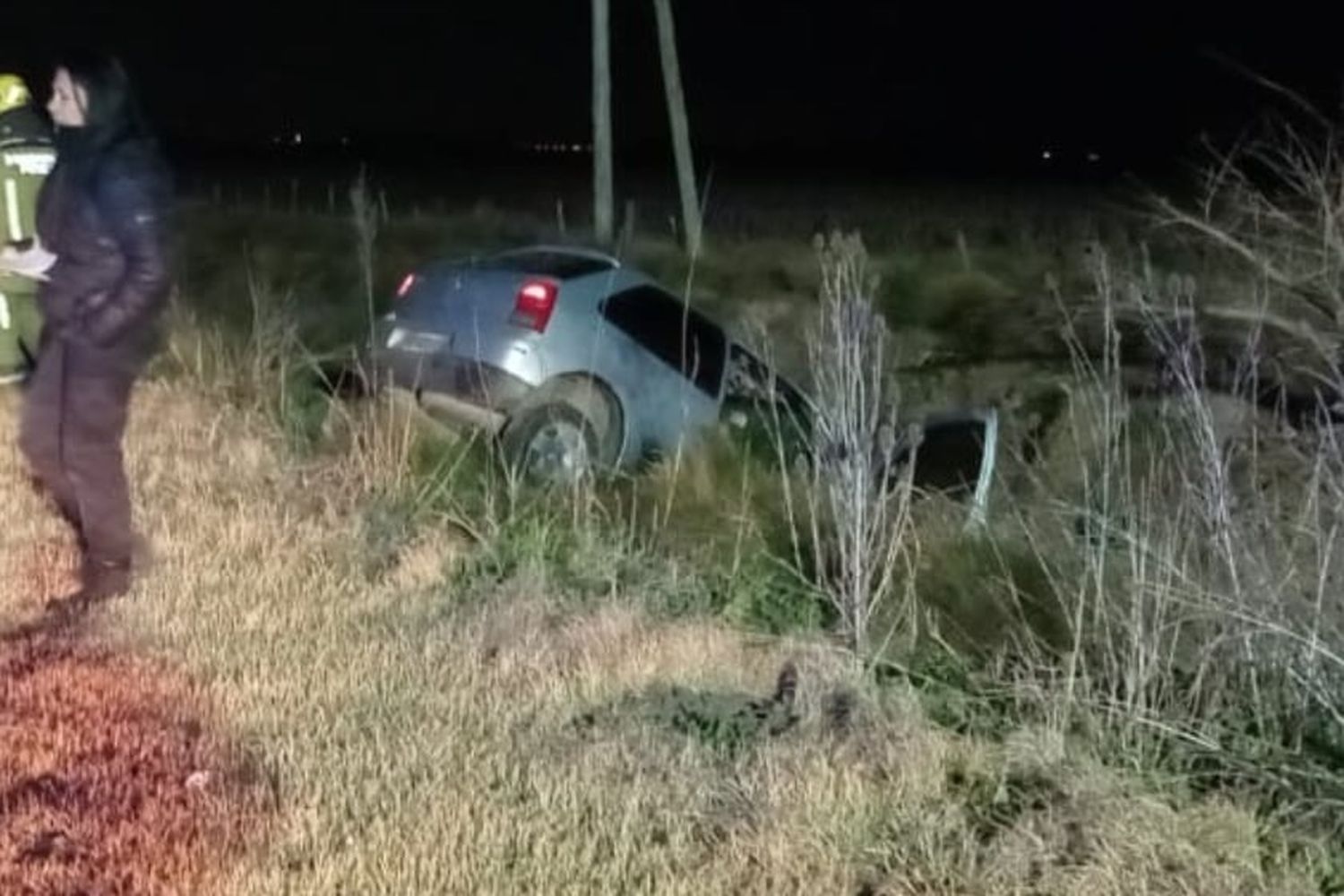 Vuelco en Ruta 33: un auto cayó a una zanja y hay tres heridos