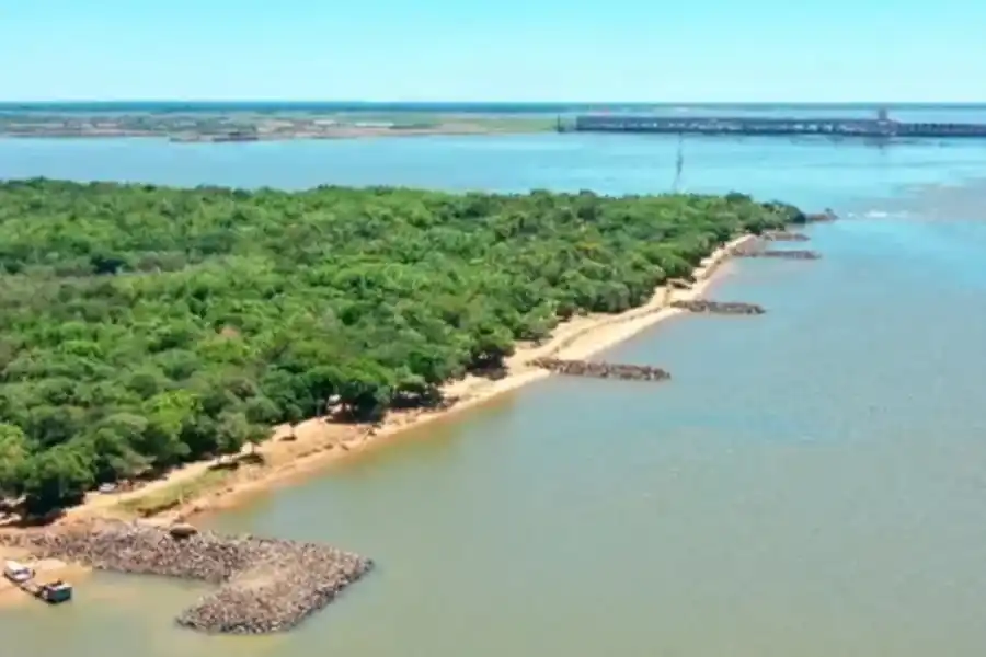 Apipé frente a Yaciretá.