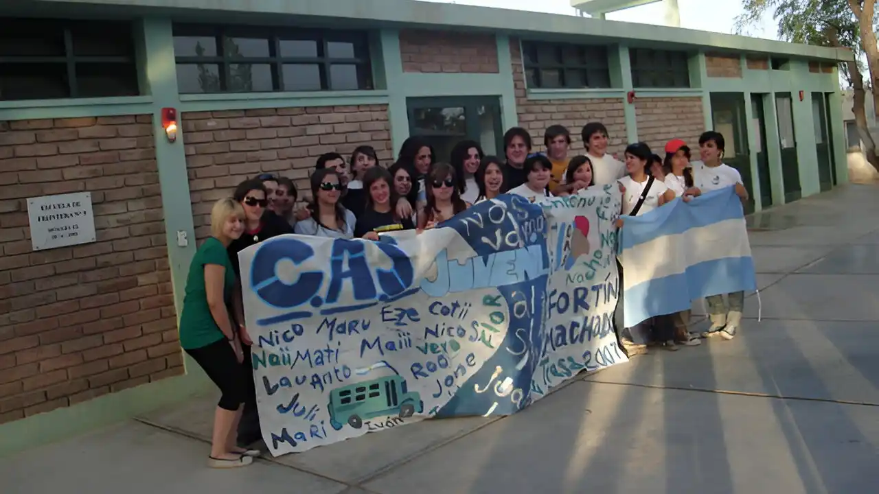 “Vivencias que quedan marcadas a fuego”. Parte de los integrantes del CAS Juvenil y de los adultos del club en la Escuela de Frontera Nº9 de Tamberías, Departamento de Jáchal