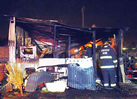 El fuego arrasó con una vivienda precaria en 56 casi 91