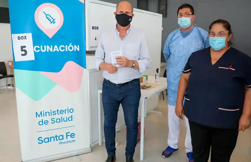 Omar Perotti se vacunó contra el coronavirus