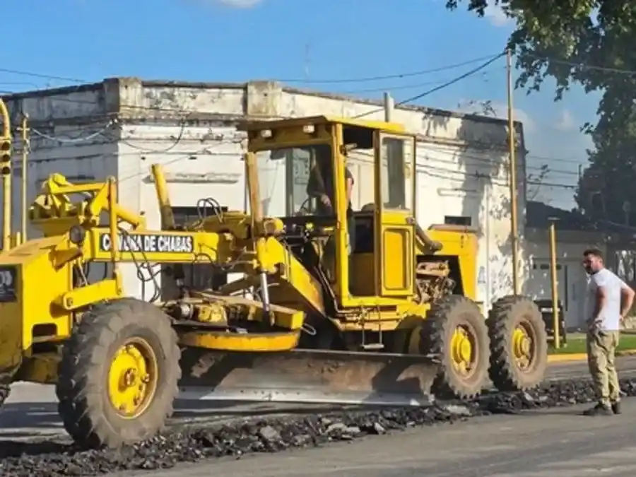 Maquinaria comunal arreglando la ruta 33.