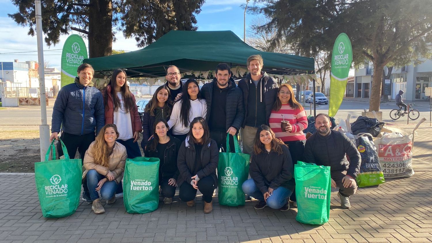 Funcionarios y vecinos en plena actividad en la jornada del sábado.