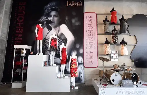 Parte de la colección de Amy Winehouse que se subastó. Foto AFP