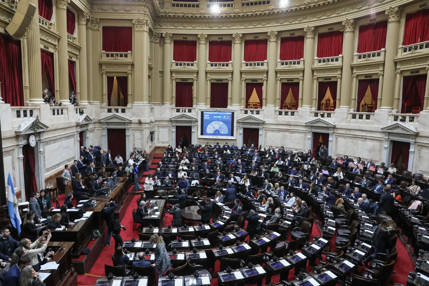 Tras un primer triunfo opositor, el oficialismo logró reunir el tercio de los votos para dejar firme el veto jubilatorio.