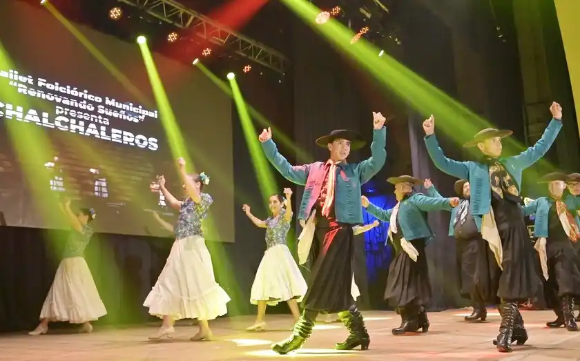 HERMOSA VELADA POR LA PATRIA CON LO NUESTRO Y LOS NUESTROS