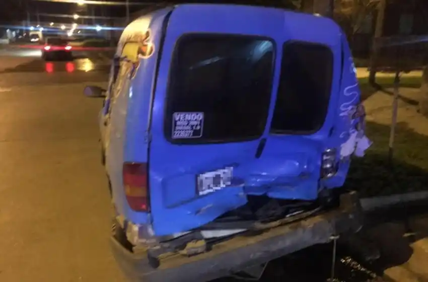 Borracho estrelló su auto contra otro estacionado