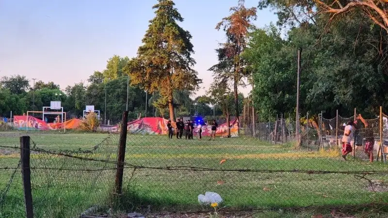 El cuerpo fue hallado en una cancha de fútbol.