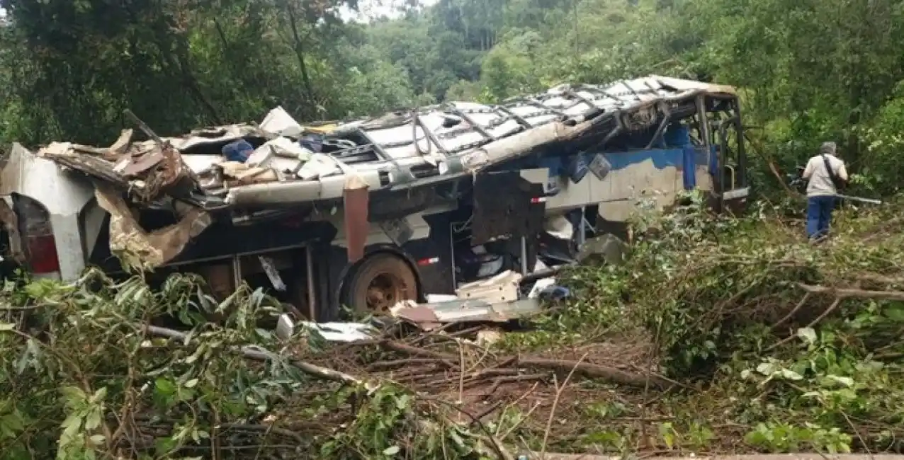 Tragedia en Brasil: cayó un micro a un precipicio y hay al menos 10 muertos