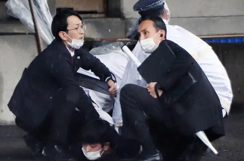 El primer ministro de Japón fue evacuado de emergencia tras un atentado fallido