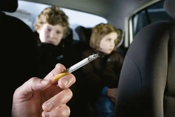 Niños fumadores pasivos: el peligro del humo invisible