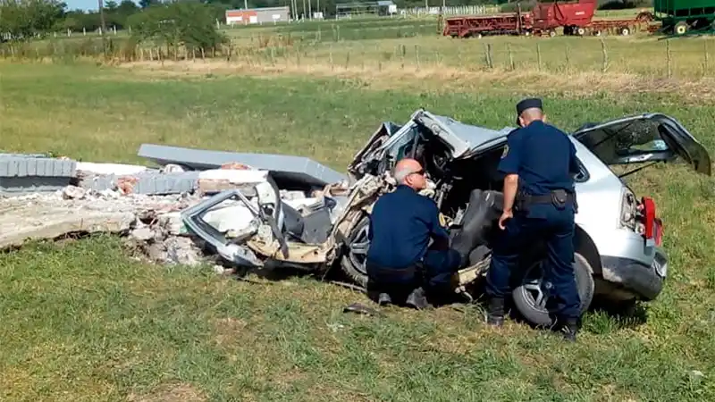 Joven murió al chocar su auto contra una garita de colectivos en el acceso a Viale