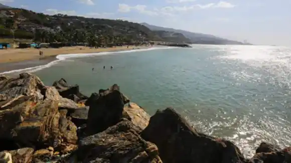 Hallaron cadáver de un hombre en playa La Zorra de Catia La Mar (VIDEO SENSIBLE)