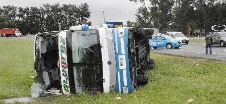 Vuelco de micro en Ruta 2: Quedan 8 pasajeros internados y 12 en observación
