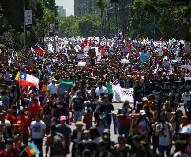 Los chilenos marcharon contra el toque de queda y la represión estatal