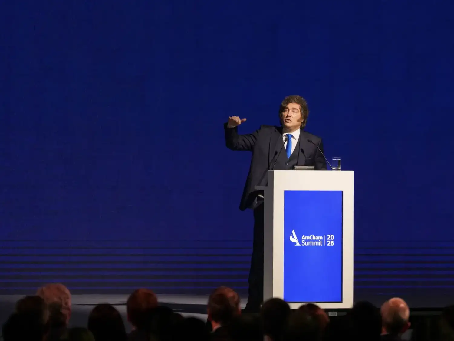 Javier Milei durante su exposición en AmCham Summit 2026.